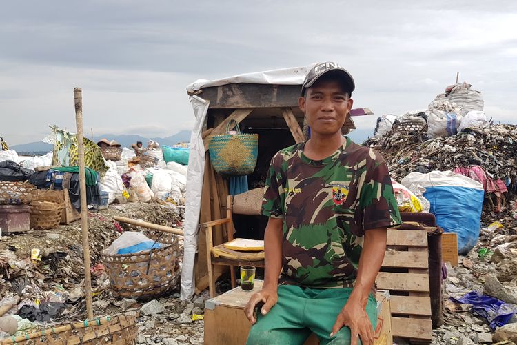 Baharudin, 28, pemulung di tempat pembuangan akhir (TPA) Kebon Kongok, Desa Suka Makmur, Kecamatan Gerung, Lombok Barat, sedang duduk di sela-sela kesibukannya mengais sampah, Kamis (9/2/2023). Ia menceritakan perjuangannya memenuhi gizi keluarganya di tengah ancaman stunting. 