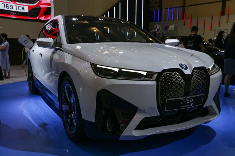 Mobil listrik BMW iX dipamerkan pada ajang Gaikindo Indonesia International Auto Show (GIIAS) yang digelar di ICE, BSD, Tangerang Selatan.