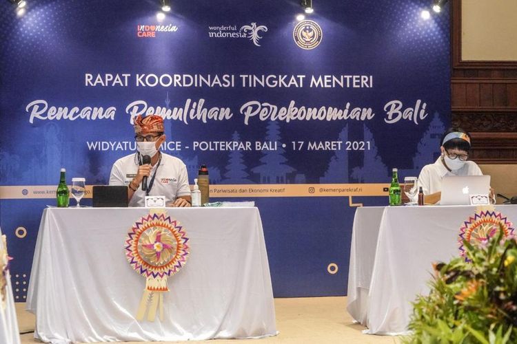 Menparekraf Sandiaga Uno dan Menlu Retno Marsudi ketika melakukan rapat koordinasi tingkat menteri terkait rencana pemulihan perekonomian Bali