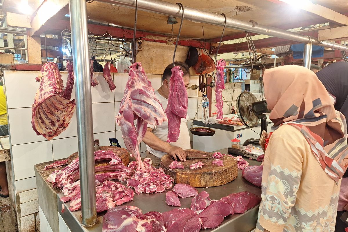Sejumlah pedagang di pasar Koja Baru, mengeluhkan kenaikan harga daging menjelang bulan Ramadhan yang tak jelas penyebabnya. Kamis (7/3/2024).