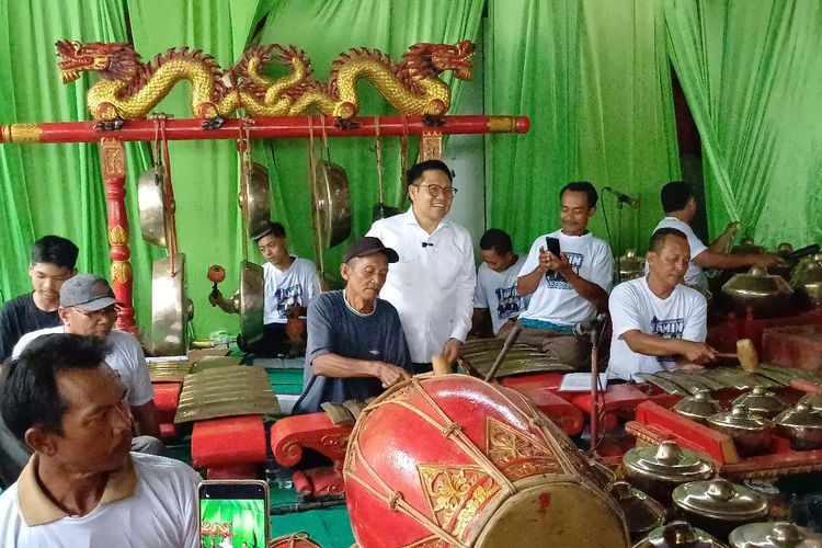 Calon wakil presiden nomor urut 1 Muhaimin Iskandar saat mengunjungi sentra produksi gamelan di Magetan Jawa Timur, Sabtu (30/12/2023).