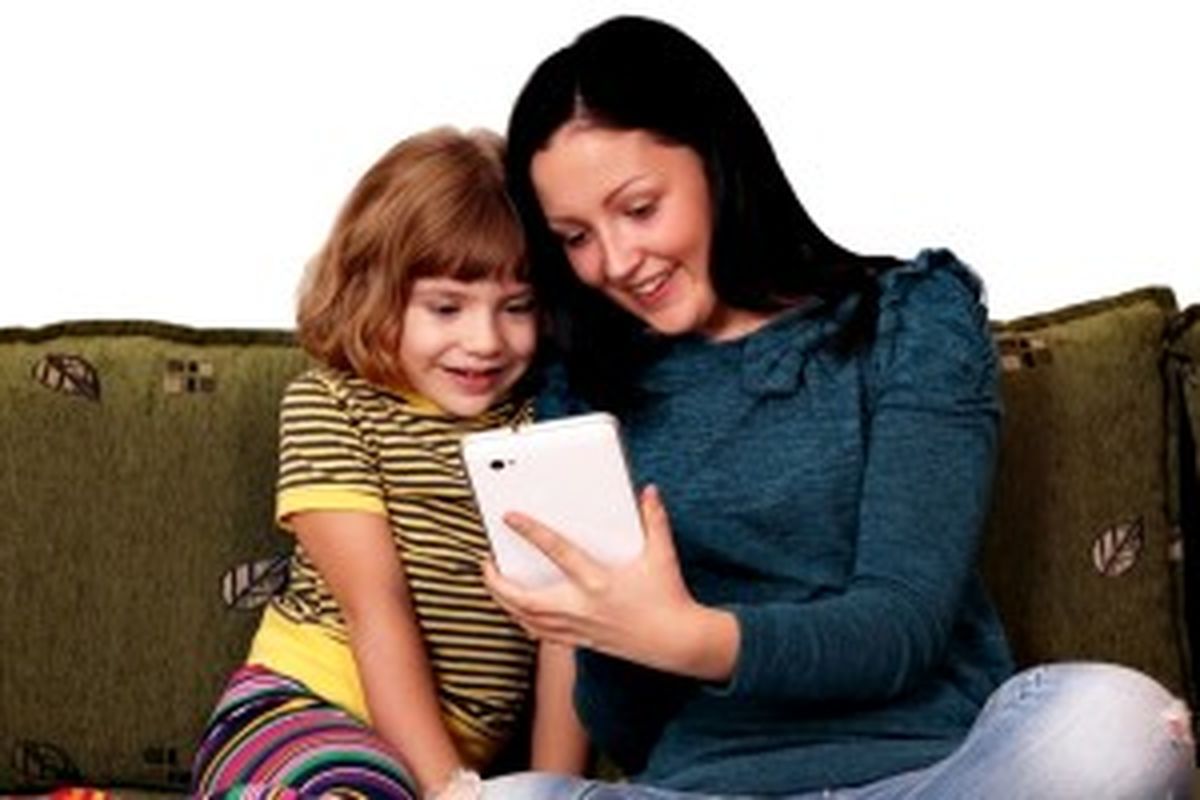 Orangtua tidak harus menjauhkan gadget dari anak. Dengan menggunakannya bersama, Anda bisa meningkatkan kualitas hubungan dengan anak.