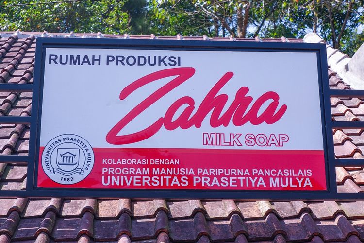 Universitas Prasetiya Mulya melakukan pendampingan pembuatan sabun susu dengan merek Zahra yang dihasilkan oleh Ponpes Daarul Mukhlishin