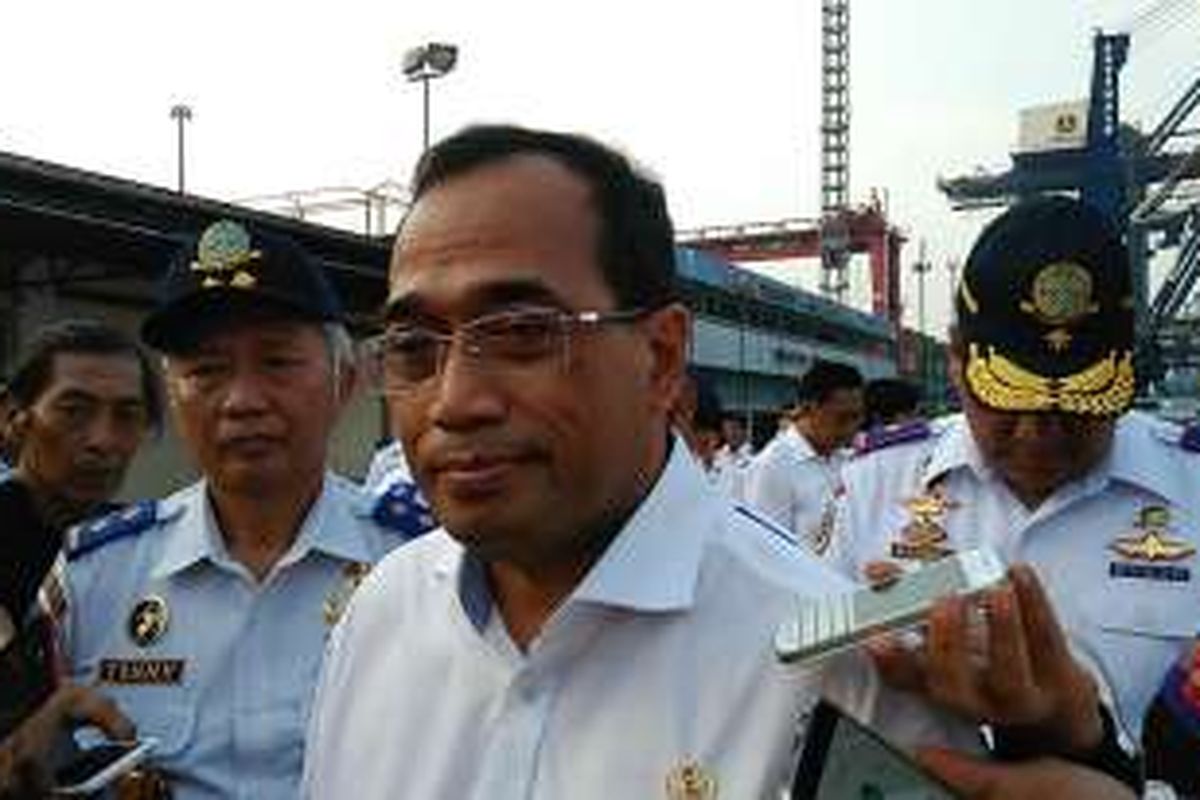 Menteri Perhubungan (Mehub) Budi Karya Sumadi saat melakukan peninjauan ke Pelabuhan Tanjung Priok Jakarta Utara, Minggu (6/11/2016).