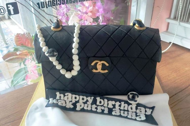 Custom cake berbentuk tas branded kreasi Noviana (33), pemilik usaha kue di Cianjur, Jawa Barat yang menyita perhatan.