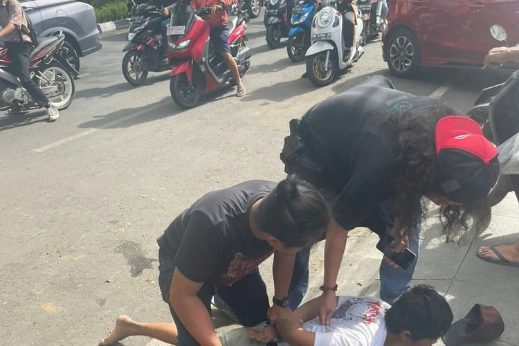 Salah satu anggota sindikat perampok toko lintas propinsi diringkus oleh tim Sat Resmob Polda Sulsel di Jalan Hertasning, Makassar, Sulawesi Selatan. Kamis, (11/8/2022).