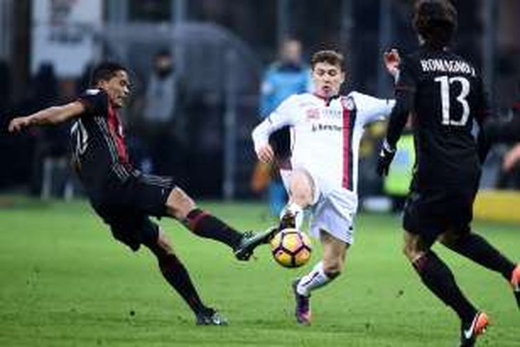 Striker AC Milan, Carlos Bacca, berduel dengan gelandang Cagliari, Nicolo Barella, saat kedua tim bertemu pada partai lanjutan Serie A di San Siro, Minggu (8/1/2017).