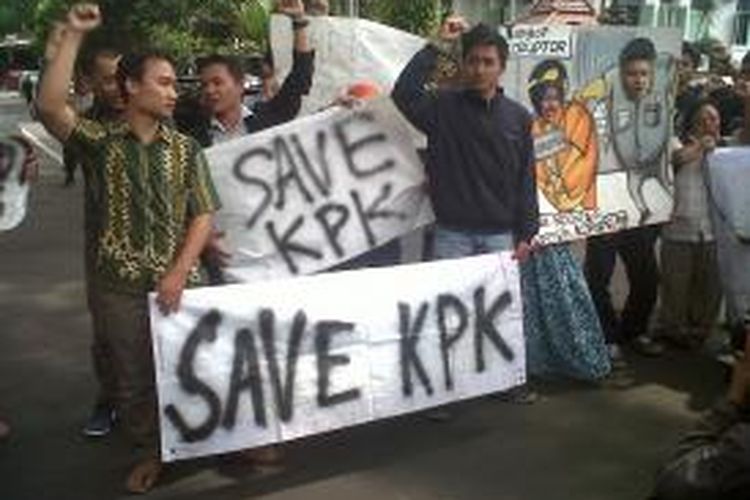 Puluhan aktivis anti korupsi di Malang gelar aksi save KPK setelah Polri menangkap Wakil Ketua KPK. Jumat (23/1/2015).