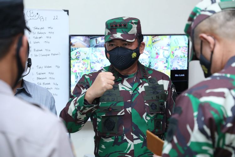 Panglima TNI Marsekal Hadi Tjahjanto saat meninjau isoter di rumah sakit lapangan khusus Covid-19 Bambanglipuro, Bantul, Daerah Istimewa Yogjakarta (DIY), Sabtu (24/7/2021).