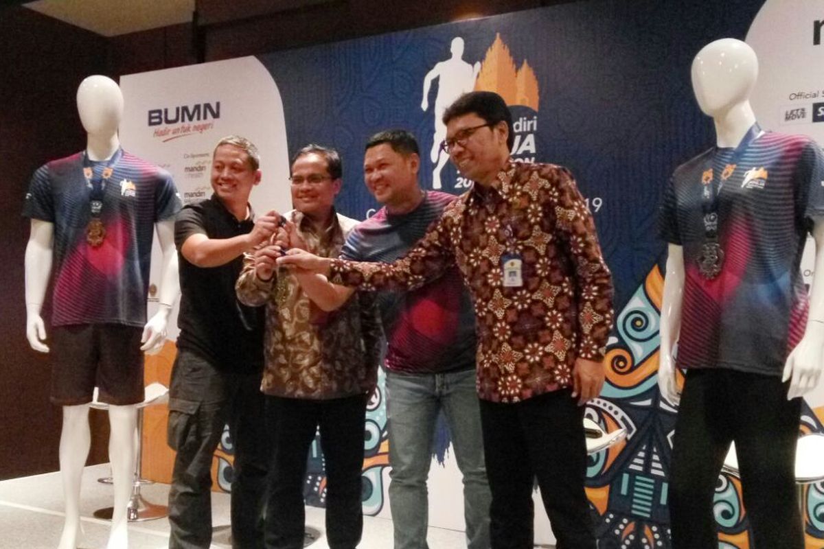 Kepala Dinas Pariwisata DIY,  Singgih Rahardjo, Vice President Corporate Communications Bank Mandiri Rudi As Aturridha, Direktur Keuangan, SDM dan Investasi TWC Palwoto dan Race Director Mandiri Jogja Marathon Pandu Buntaran saat foto bersama di jumpa pers