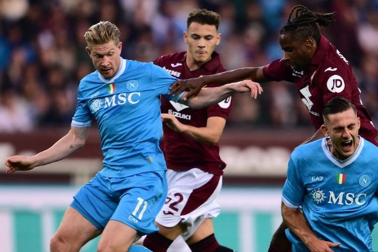 Kevin De Bruyne (kiri) bertarung memburu bola dengan Adrien Tameze dalam pertandingan sepak bola Serie A Liga Italia antara Torino vs Napoli di Stadion Grande Torino di Turin pada 18 Oktober 2025. MARCO BERTORELLO/AFP