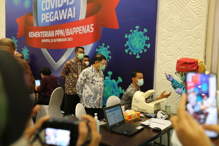 Menteri PPN Suharso Monoarfa mengecek para pegawainya mendapatkan vaksinasi pertama Covid-19, di Gedung Bappenas Jakarta, Senin (22/2/2021).