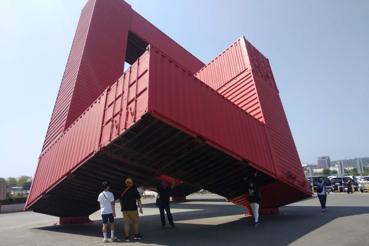 Kontainer bekas yang dijadikan instalasi seni kontomporer di Pier-2 Art Center di kota Kaohsiung, Taiwan