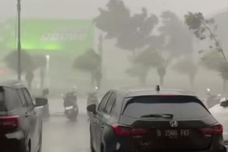 Angin Puting Beliung Terjang Kelapa Dua Tangerang, Pohon Tumbang dan Atap Stadion Rusak