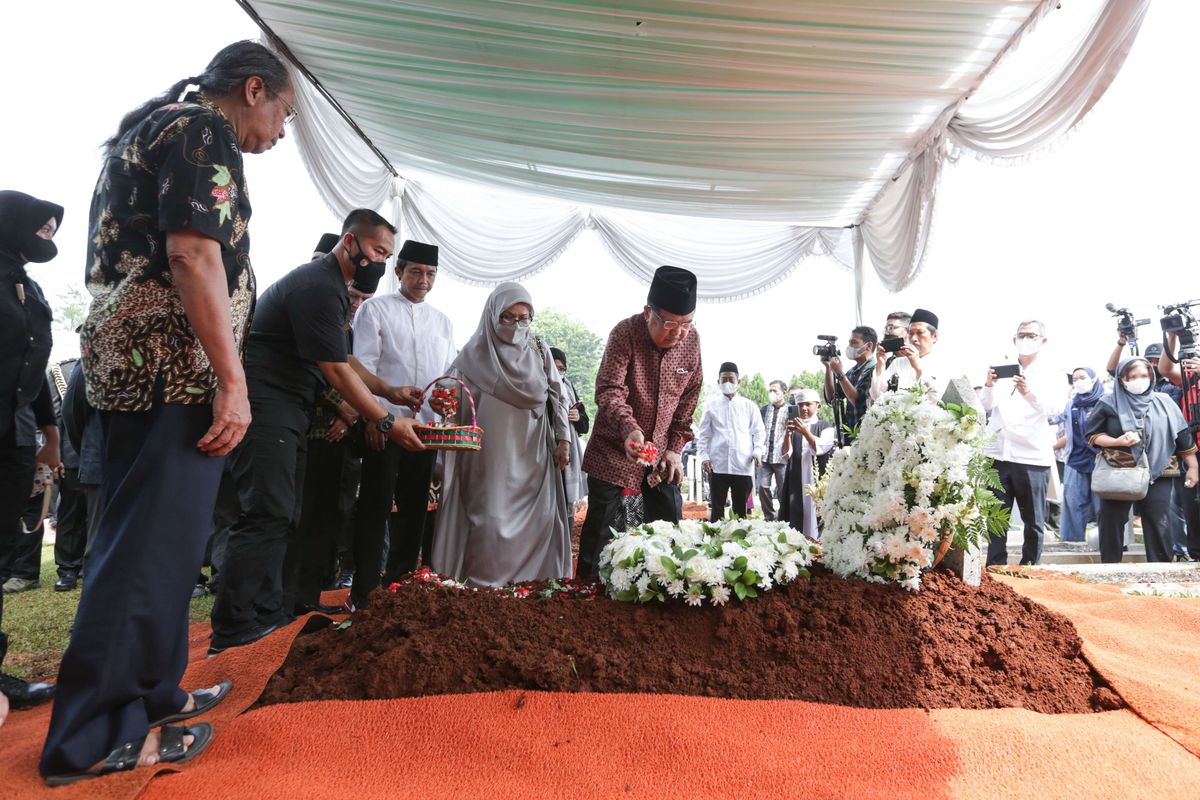 Mantan Wakil Presiden RI Jusuf Kalla menaburkan bunga saat pemakaman jenazah Ketua Dewan Pers, Azyumardi Azra di Taman Makam Pahlawan Kalibata, Jakarta, Selasa (20/9/2022). Azyumardi Azra berpulang setelah sempat dirawat sejak Jumat (16/9/2022) akibat gangguan kesehatan yang dialaminya saat melakukan kunjungan kerja ke Malaysia.