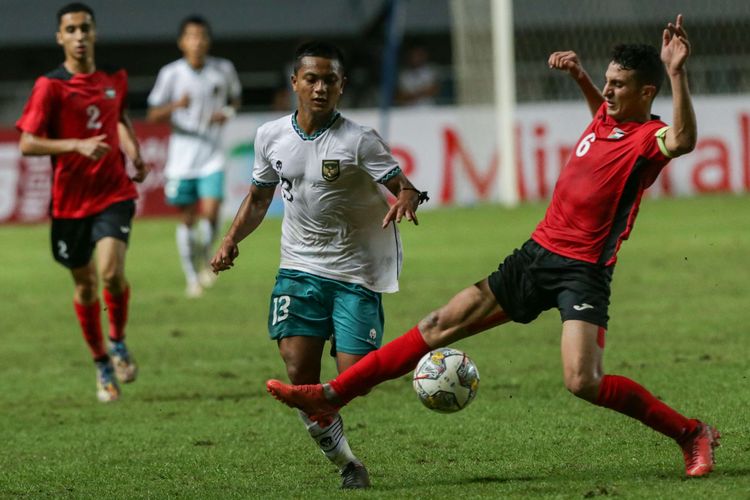 Pemain timnas U17 Indonesia Azzaky Esa Erlangga  berebut bola dengan pemain timnas U17 Palestina Mohammed Manassra pada laga Kualifikasi Piala Asia U17 2023 di Stadion Pakansari, Kabupaten Bogor, Jumat (7/10/2022). Indonesia menang dengan skor 2-0.