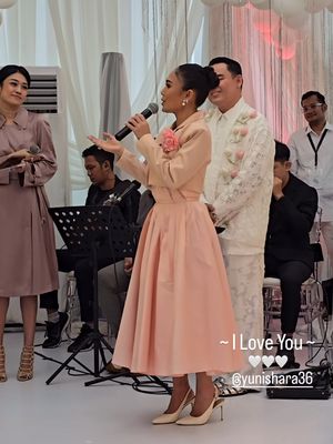 Empat selebritas tampil memukau di pesta ulang tahun Syahrini. Dari Krisdayanti hingga Reza Artamevia, ini gaya mereka yang curi perhatian.