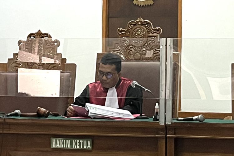 Hakim Tunggal Pengadilan Negeri (PN) Jakarta Selatan Alimin Ribut Sujono menolak gugatan Sekretaris nonaktif Mahkamah Agung (Sekma) Hasbi Hasan melawan Komisi Pemberantasan Korupsi (KPK) dalam sidang di PN Jakarta Selatan, Senin (10/7/2023).