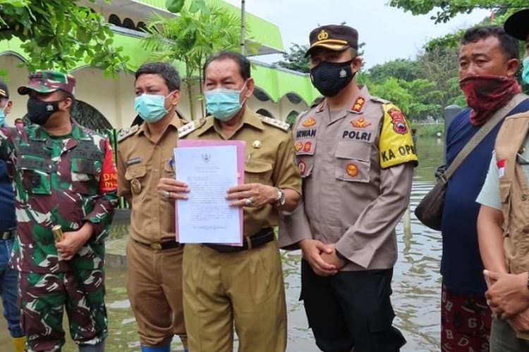 Walikota Pekalongan Jawa Tengah Saelany Mahfud menunjukkan SK Walikota terkait penetapan tanggap darurat.
