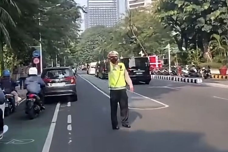 Polisi Diduga Pukul Kaca Ambulans Saat Kawal Iring-iringan di Karet Jakpus