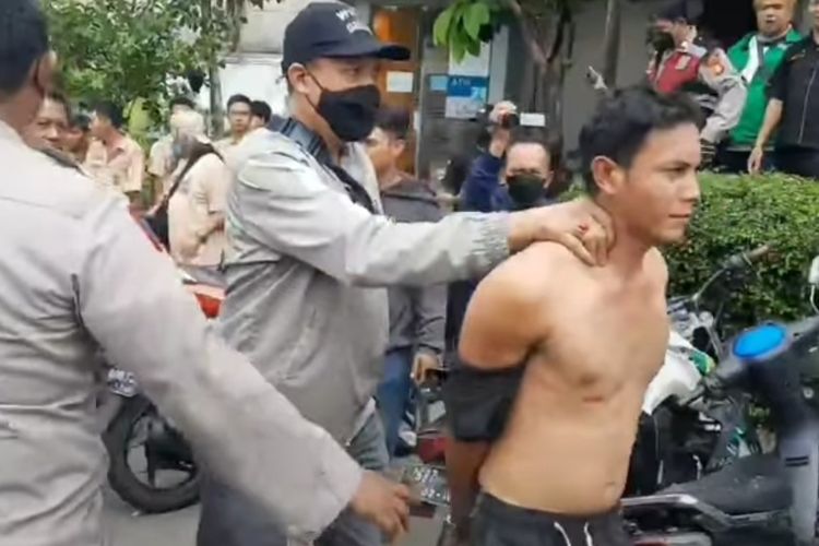 Aksi penjambretan di kawasan Cipinang Jaya, Jatinegara, Jakarta Timur, Rabu (26/1/2022) siang. Pelaku ditangkap aparat kepolisian yang dibantu warga. Video penangkapan itu viral di media sosial.