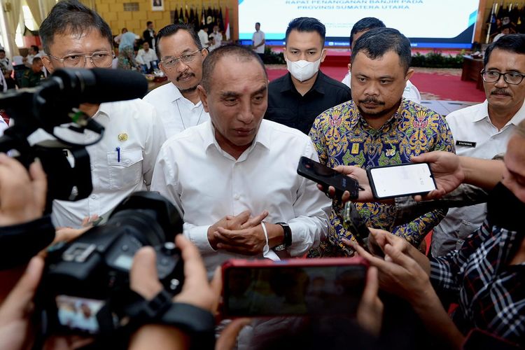 Gubernur Sumut Edy Rahmayadi menjawab pertanyaan wartawan usai rapat penanganan banjir di Sumut, Rabu (23/11/2022).