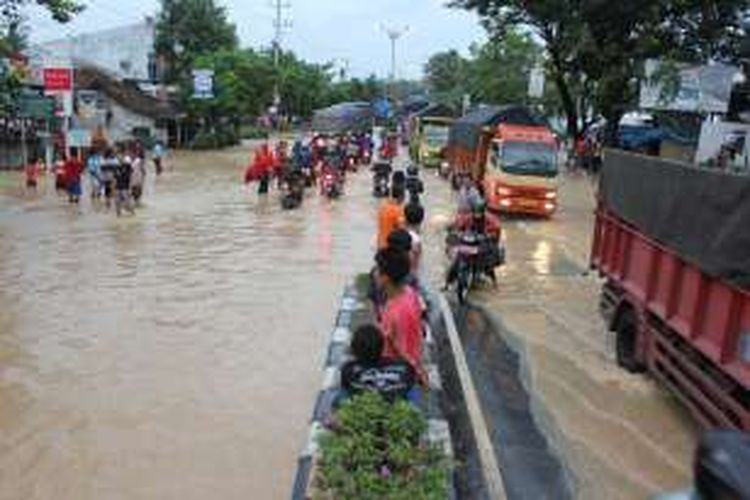 Pantura Ketapang Kendal Macet.  Kompas.Com / slamet priyatin 