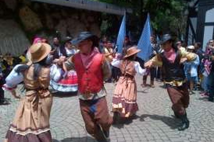 Para penari berbusana koboi saat menari dalam kegiatan parade busana di acara Farmhouse Oktoberfest 2016, Jalan Raya Lembang, Kabupaten Bandung Barat, Minggu (9/10/2016).