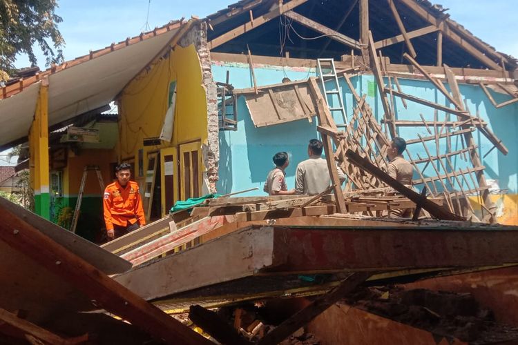 Ruang guru SDN Pakis 01 di Kecamatan Panti Kabupaten Jember yang ambruk pada Senin (14/4/2025)