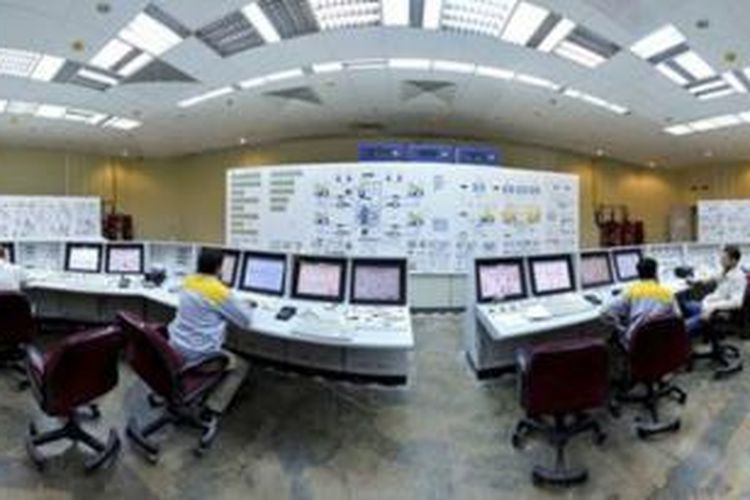 Para teknisi sedang bekerja di reaktor nuklir Bushers, Iran.