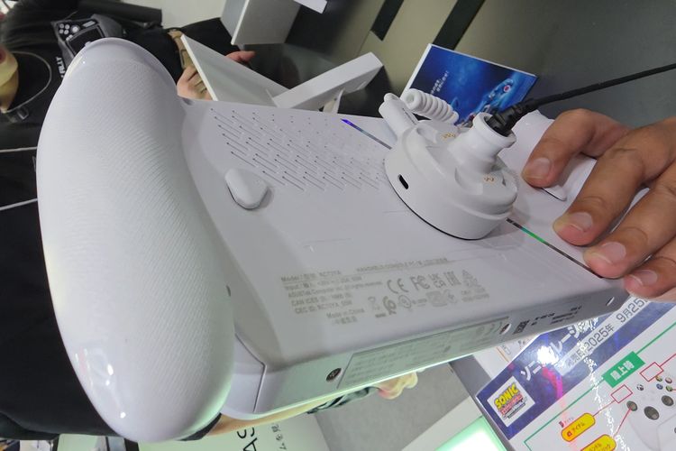 ROG Xbox Ally bersama tombol custom di bagian belakangnya, digenggam di Tokyo Game Show 2025 di Makuhari Messe, Chiba, Jepang, Kamis (25/9/2025).