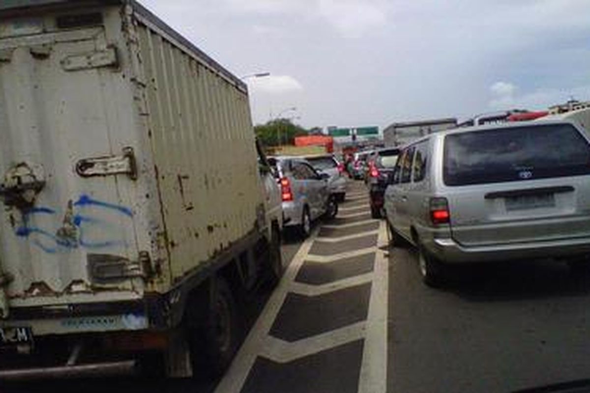 Antrean kendaraan di gerbang tol Balaraja Timur, tol Jakarta-Merak kilometer 36, Serang, Banten, Jumat (11/1/2013).

