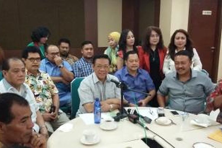 Ketua Umum Partai Golkar hasil Munas Ancol, Agung Laksono, bersama forum
silaturahmi daerah Partai Golkar di Jakarta Timur, Selasa (5/1/2016).
