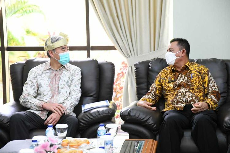 Gubernur Kepulauan Riau (Kepri) Ansar Ahmad saat menggelar pertemuan dengan Duta Besar Amerika Serikat untuk Republik ndonesia Mr. Sung Y. Kim di VIP Bandara Hang Nadim Batam, Selasa (29/3/2022).