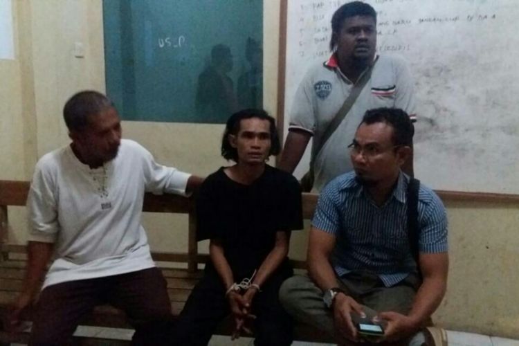 Ferdi Radja (tengah baju hitam) pelaku pencurian ratusan ekor sapi di Kota Kupang, saat diamankan polisi. Ia didampingi Kasat Reskrim Polres Kupang Kota AKP Lalu Musti Ali ( kanan pakai kaca mata)