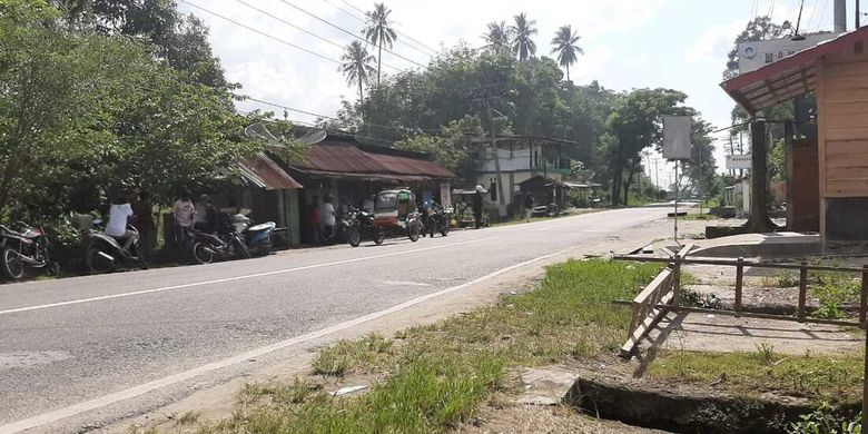 Kondisi jalan nasional yang menghubungkan Provinsi Sumatera Utara dan Sumatera Barat yang kembali diblokade warga paska bentrok di Desa Mompang Julu, Mandailing Natal, Kamis (02/07/2020). Sebelumnya, akibat aksi bentrok tersebut sedikitnya enam polisi luka-luka dan tiga kendaraan hangus dibakar massa.