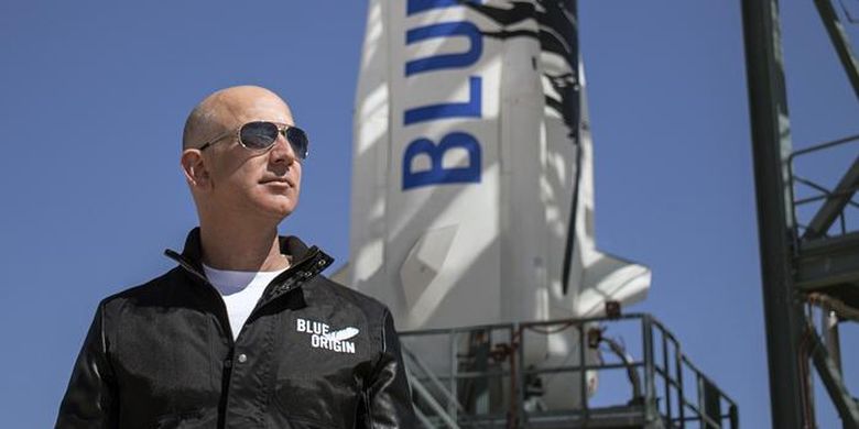 Foto Jeff Bezos saat memantau uji coba roket New Shepard.