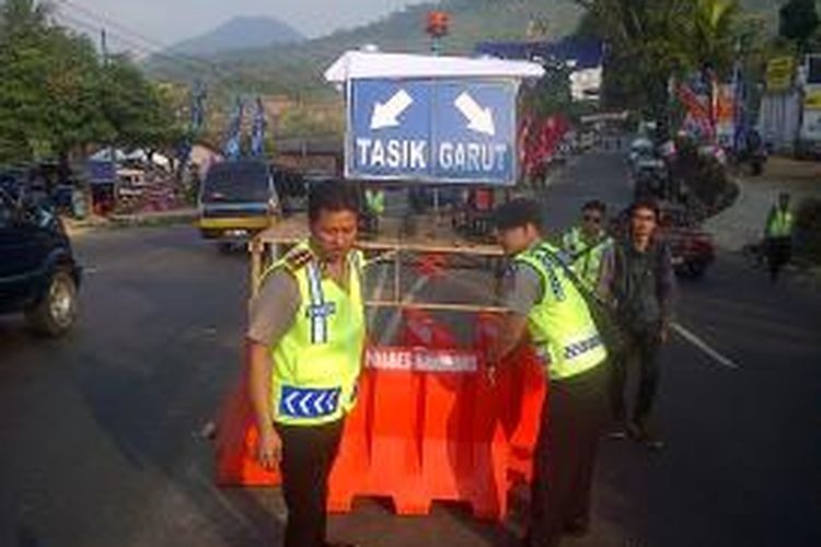 Memasuki  H-4 Lebaran, terpantau arus lalu lintas di jalur Nagreg Kabupaten Bandung sekitar pukul 14.00 WIB hingga pukul 16.30 WIB,  terlihat lengang dari kendaraan pemudik.  Kendati demikian, diprediksi, sore menjelang malam hari ini, Minggu (4/8/2013) intensitas kendaraan kembali meningkat dan menimbulkan kepadatan.