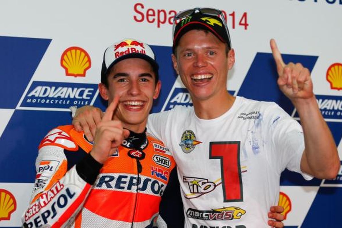 Pebalap Repsol Honda asal Spanyol, Marc Marquez, berpose bersama Juara Dunia Moto2 2014, Esteve Tito Rabat, di Sirkuit Sepang setelah balapan GP Malaysia, Minggu (26/10/2014).