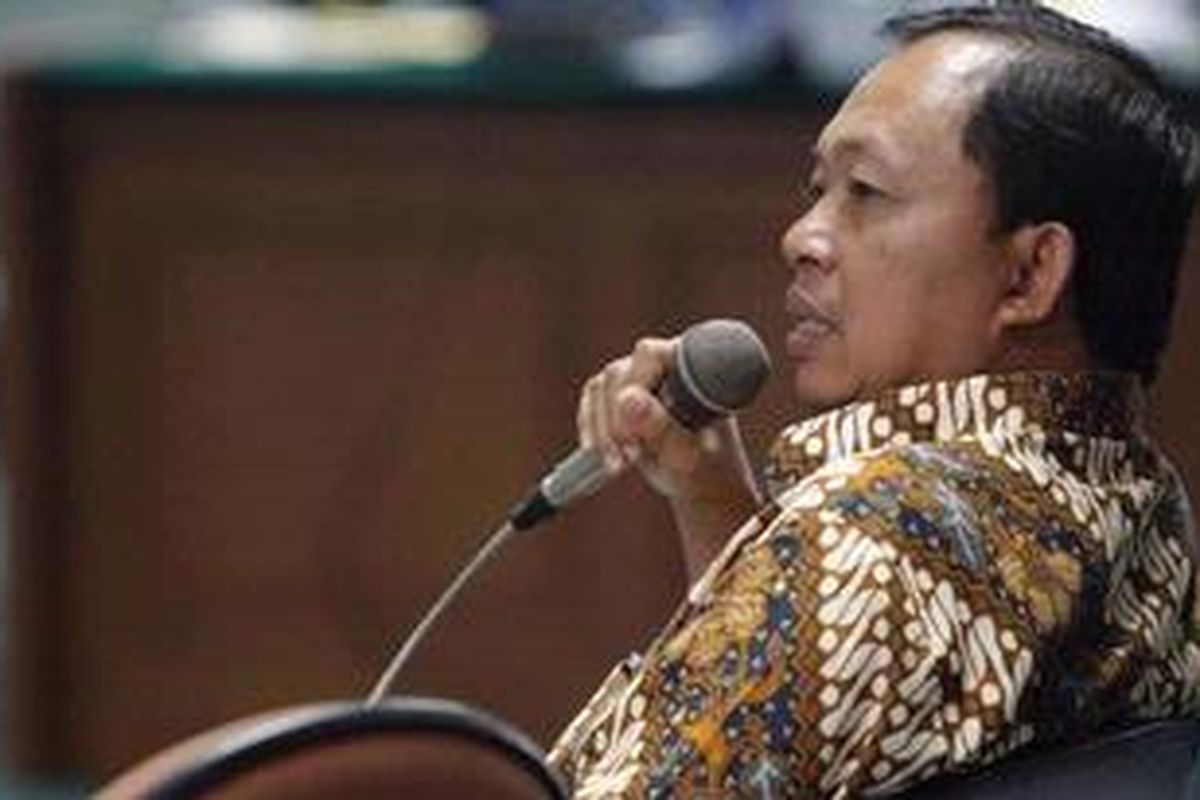 Anggota Dewan Perwakilan Rakyat dari Fraksi Partai Demokrasi Indonesia Perjuangan, I Wayan Koster, hadir memberi kesaksian untuk terdakwa Muhammad Nazaruddin di Pengadiloan Tindak Pidana Korupsi, Jakarta, Rabu (15/2/2012). Koster hadir memberi kesaksian keterlibatan terdakwa dalam dugaan suap proyek pembangunan wisma atlet Sea Games Palembang.