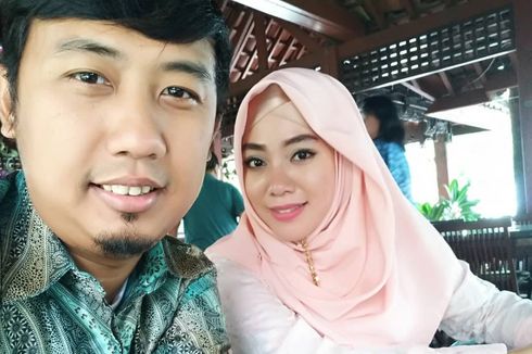 Ade Jigo Makamkan Istrinya di Palembang