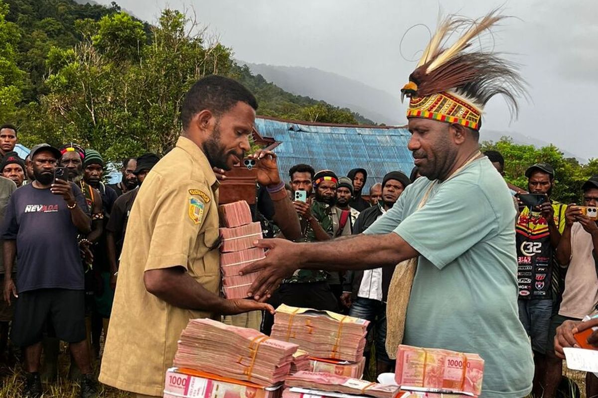 Plt Bupati Nduga Salurkan Dana Desa Rp 4 Miliar untuk 2 Distrik