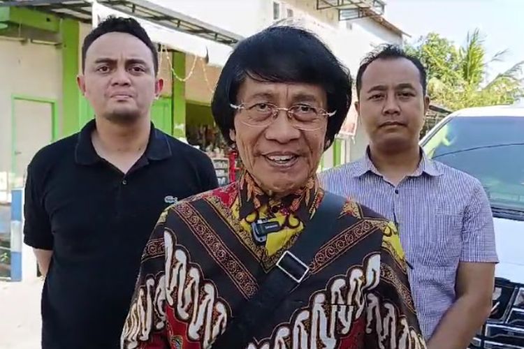Ketua Lembaga Perlindungan Anak Indonesia (LPAI) Seto Mulyadi atau yang akrab disapa Kak Seto (tengah), saat berkunjung ke Gresik.