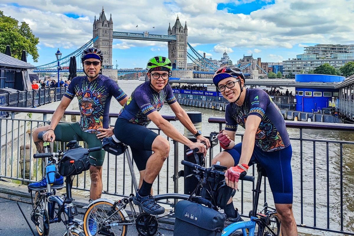 Ale, Aseng, dan Toto sudah berada di London, Inggris untuk melakukan penyesuaian iklim beberapa hari sebelum menempuh ajang sepeda jarak jauh London Edinburg London, yang bakal dimulai pada Minggu siang WIB (7/8/2022). 