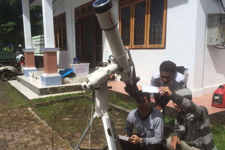 Petugas Badan Meteorologi, Klimatologi, dan Geofisika (BMKG) Stasiun Geofisika Kelas 1 Ambon saat mencoba teropong yang akan digunakan untuk memantau gerhana bulan total di Maluku, Selasa (30/1/2018).