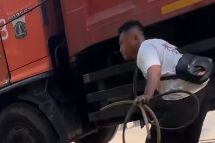 Viral Sopir Truk Sampah Curi 20 Liter BBM dari Kendaraan Dinas LH di Jakut