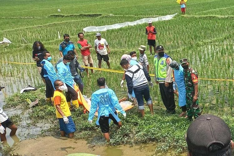Sosok mayat tanpa pengenakan busana dan tanpa identotas ditemukan warga mengapung di aliran irigasi sawah milik warga Desa Legundi, Kabupaten Ngawi.