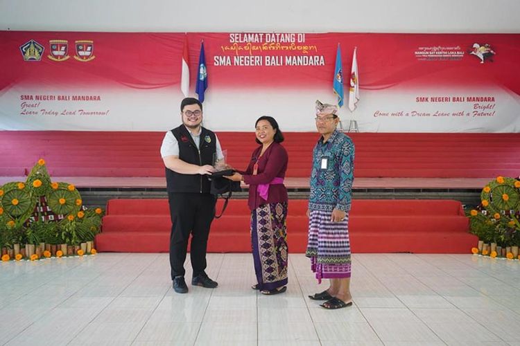  Mas Dhito bersama Kepala Sekolah SMAN Bali Mandara. 