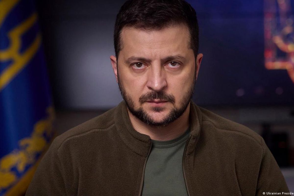 Presiden Volodymyr Zelensky mengatakan hanya Rusia yang memiliki rencana untuk menggunakan senjata nuklir di Eropa.Zelensky pada Senin (12/12/2022), meminta Rusia untuk menarik pasukannya saat Natal 2022.