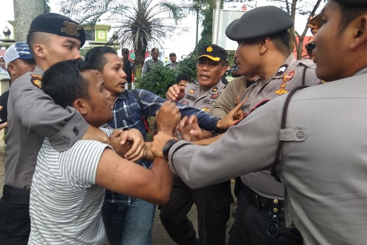 Massa aksi unjuk rasa yang mengkritik kinerja 500 hari Wali Kota dan Wakil Wali Kota Padang Sidempuan, terlibat bentrok dengan petugas kepolisian setempat, Selasa (4/2/2020).